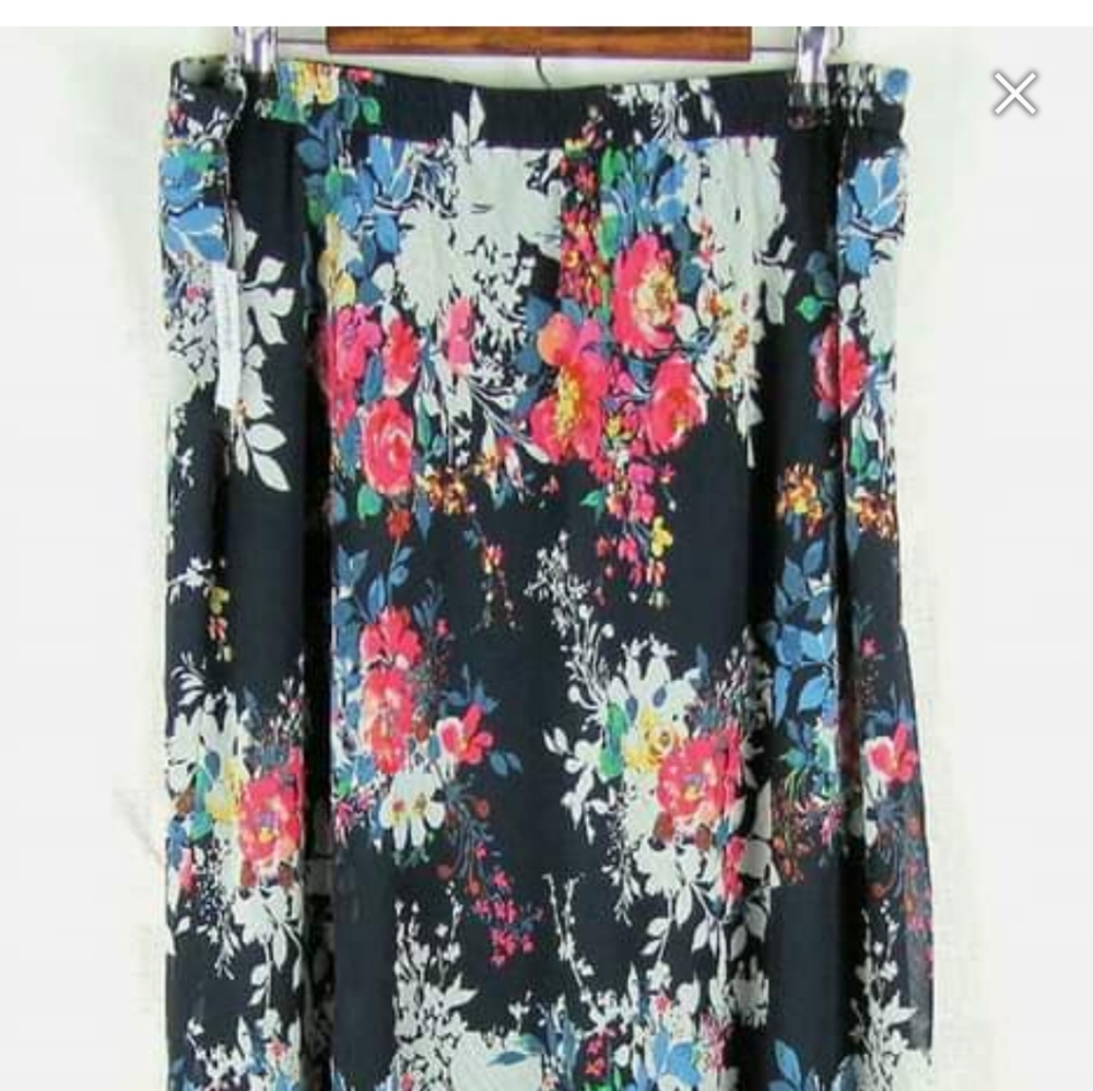 ISO: Roz & Ali Dressbarn Skirt Size Small